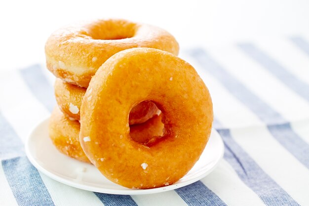 Donut isolé sur une plaque blanche