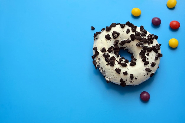 Donut avec des pépites sur fond bleu