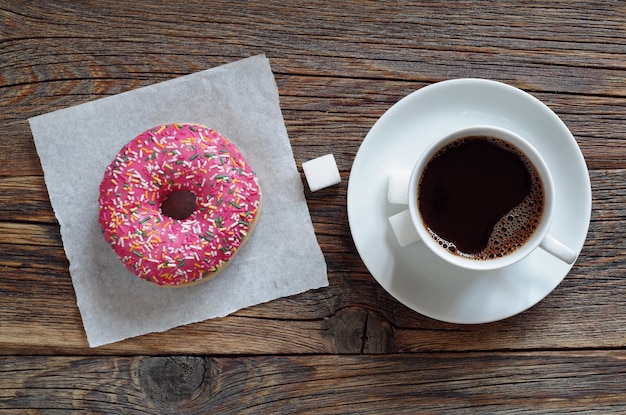 Donut rose et tasse à café