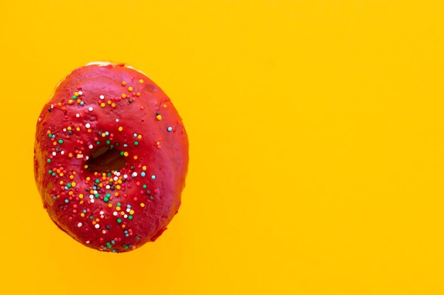 Donuts avec arrose isolé sur fond jaune