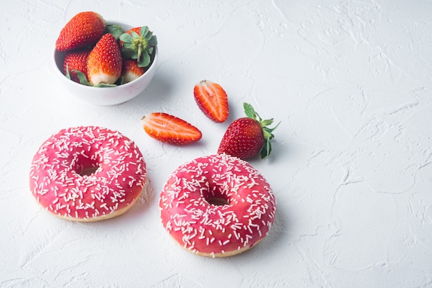 Donuts aux fraises avec berrie, sur tableau blanc