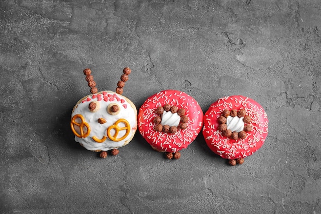 Donuts décorés drôles sur table