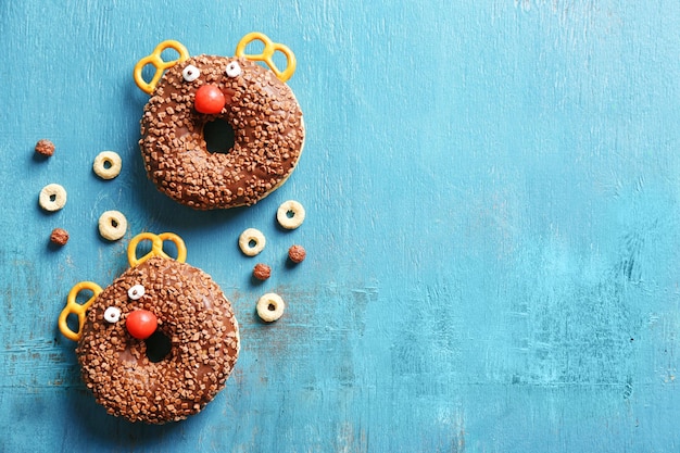 Donuts décorés drôles sur table