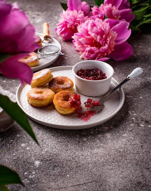 Donuts maison à la confiture de rose