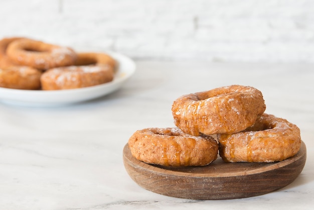 Photo donuts et miel faits à la main