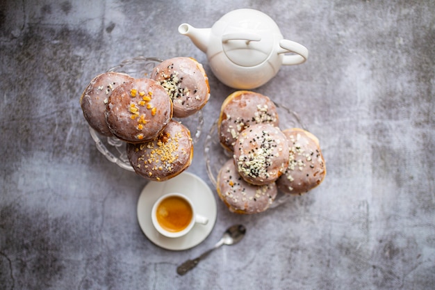 Donuts Paczki polonais faits maison gastronomique avec café et cuillère