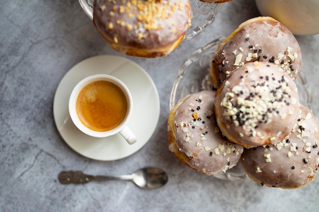 Donuts Paczki polonais faits maison gastronomique avec café, vue du dessus