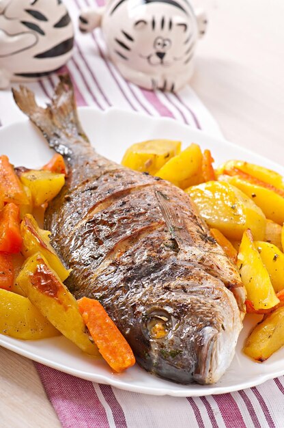 Dorada cuite avec des pommes de terre