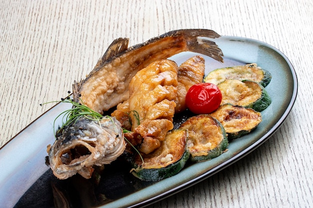 Dorada en panure asiatique croustillante avec courgettes frites