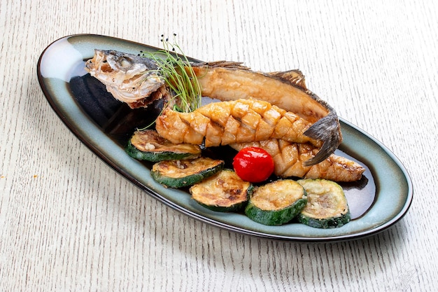 Dorada en panure asiatique croustillante avec courgettes frites