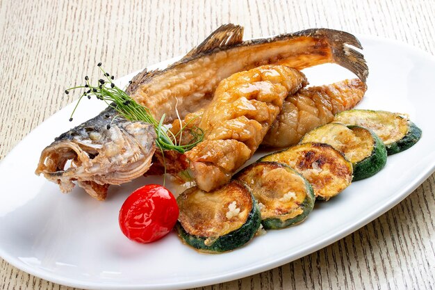 Dorada en panure asiatique croustillante avec courgettes frites