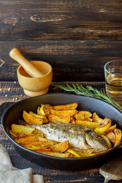 Dorade au four avec pommes de terre et citron