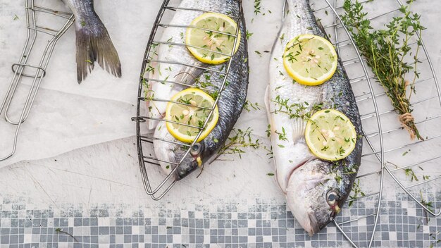 Dorade entière fraîchement pêchée au citron et aux herbes