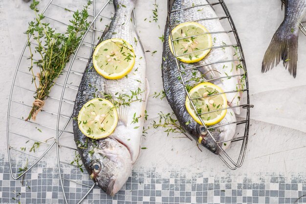 Dorade entière pour grillades dans le jardin pour grillades