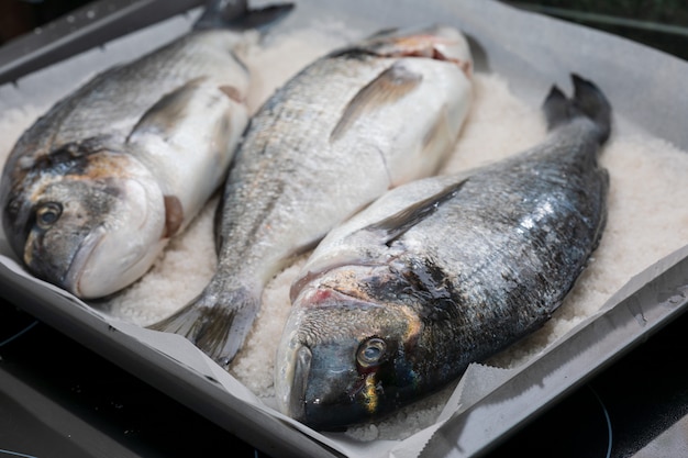 Dorades cuites au sel. Poisson cuit.