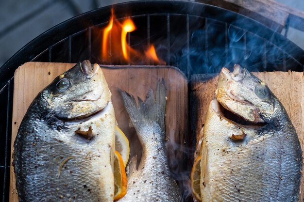 Dorado au citron cuisson sur grill avec planche de cèdre