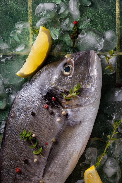 Photo dorado de poisson frais au citron sur glace