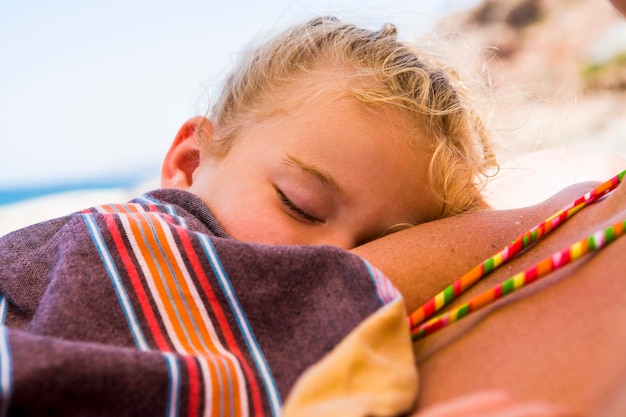 Dormir 3 ans fille on beach