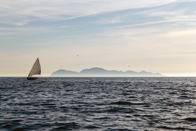 Dorna voilier traditionnel naviguant dans l'estuaire de Vigo Galice Espagne