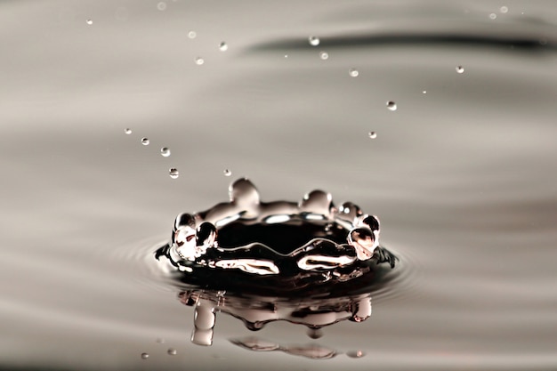 Le dorps de l&#39;eau est une forme de couronne.