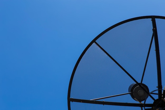 Dos d'antenne parabolique avec ciel bleu