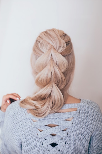 Dos féminin avec coiffure de mode