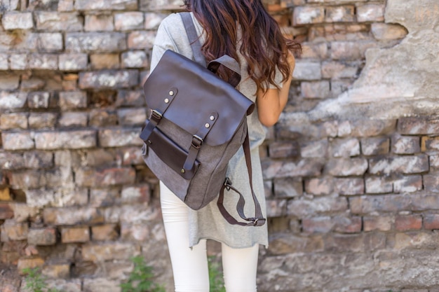 Dos de femme avec sac à dos en toile grise