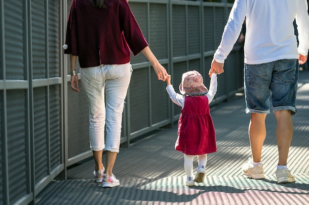 Dos, heureux, asiatique, famille, père, mère, fille, marche