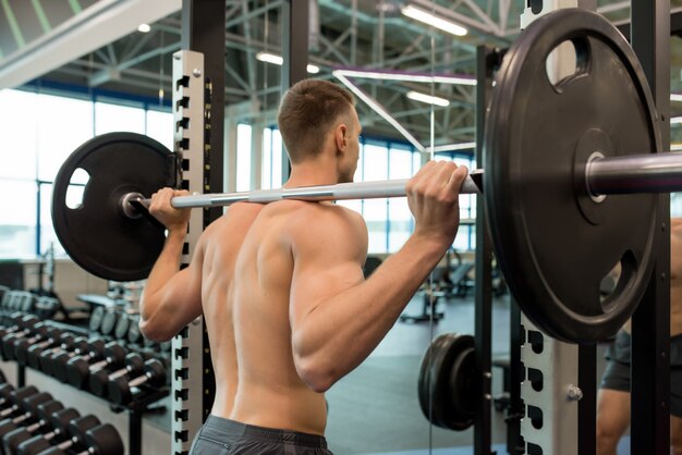 Dos musclé nu de beau sportif