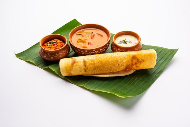 Un dosa, également appelé dosai dosey ou dosha, est une crêpe mince de la cuisine sud-indienne.