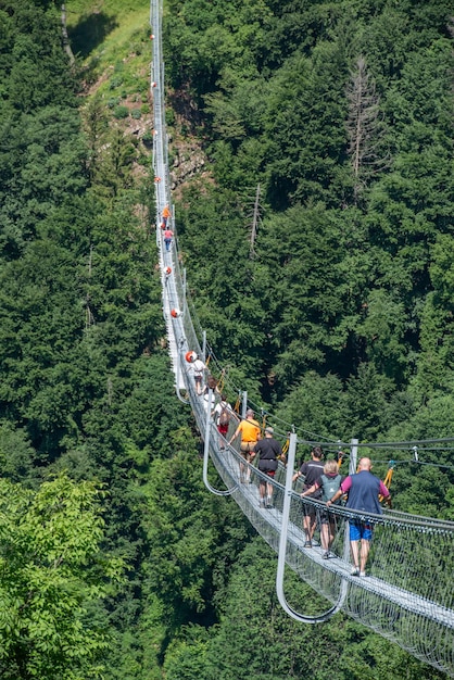 Dossena Italie 2022 Marchez sur le plus long pont tibétain d'Europe