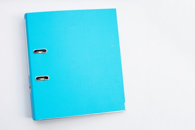 Dossier de bureau bleu sur surface blanche