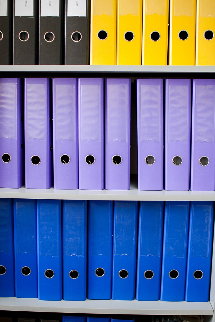 dossiers d'archives colorés pour les documents sur les étagères du bureau