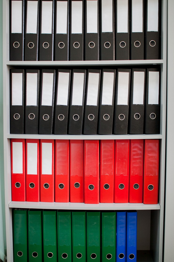 dossiers d'archives colorés pour les documents sur les étagères du bureau