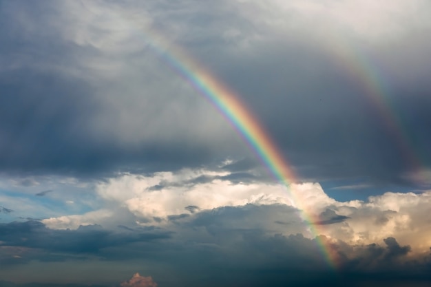 Double arc-en-ciel sur le ciel bleu