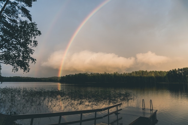 Double arc-en-ciel sur le lac en Finlande