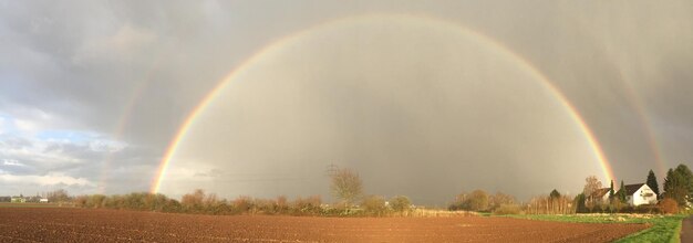 Photo un double arc-en-ciel sur le paysage