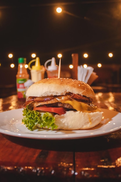 Double burger au fromage et bacon sur une table de restaurant en plein air
