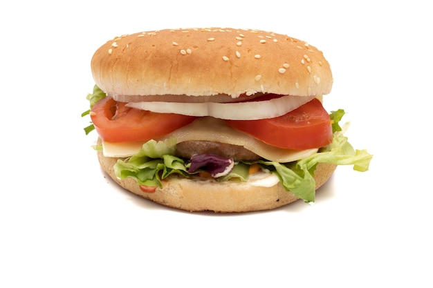 Un double burger de viande avec les ingrédients laitue chou concombre tomate oignon fromage