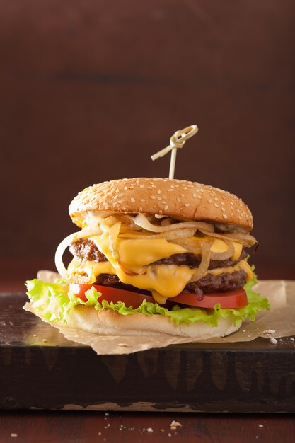 Double cheeseburger avec tomate et oignon