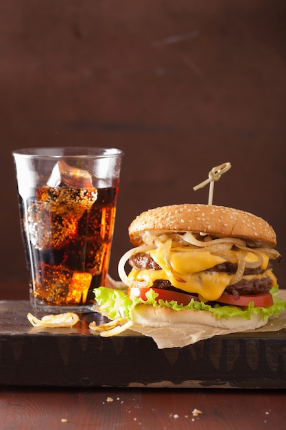 Double cheeseburger avec tomate et oignon