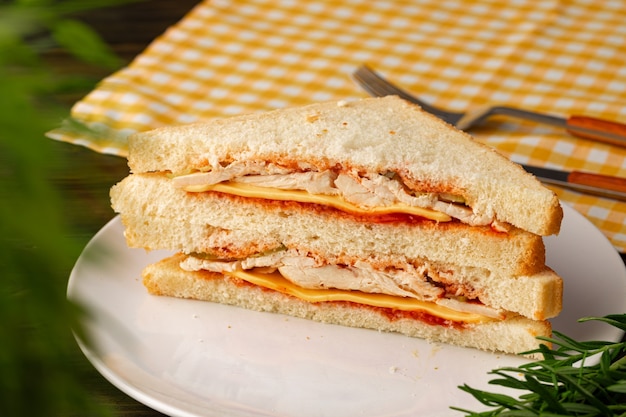 Double club sandwich servi sur assiette sur table en bois