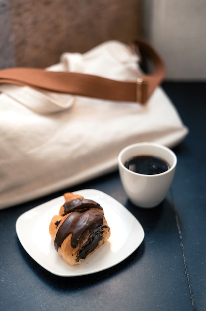 Double croissant au chocolat sur plat blanc