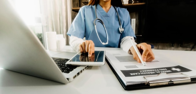 Double exposition du concept de soins de santé et de médecine Médecin et interface d'écran virtuel moderne