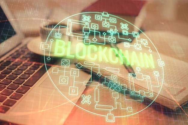 Double exposition du dessin et du bureau de la technologie cryptographique avec du café et des articles sur le fond de la table Concept de blockchain