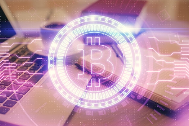 Double exposition du dessin et du bureau de la technologie cryptographique avec du café et des articles sur le fond de la table Concept de blockchain