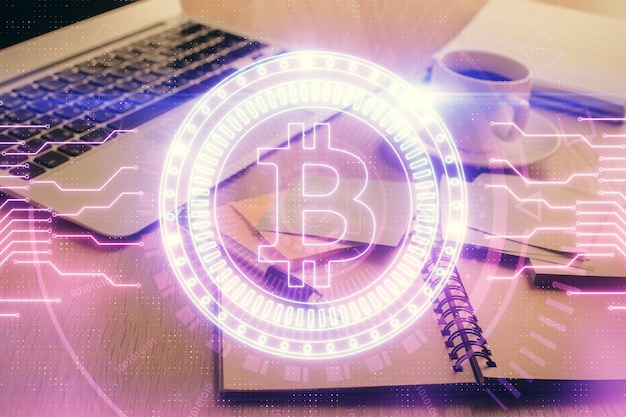 Double exposition du dessin et du bureau de la technologie cryptographique avec du café et des articles sur le fond de la table Concept de blockchain