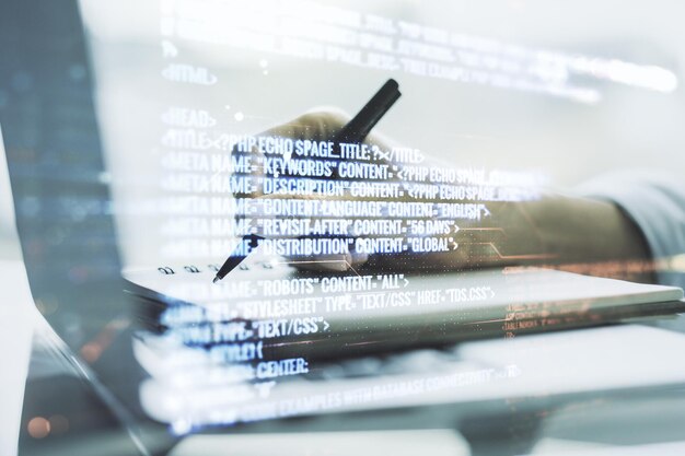 Double exposition du langage de programmation abstrait avec écriture à la main dans un bloc-notes sur fond avec concept de recherche et développement d'ordinateur portable