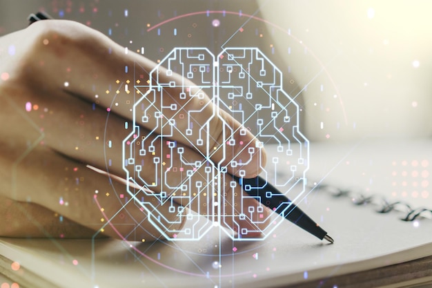 Double exposition du microcircuit créatif du cerveau humain avec la main de l'homme écrivant dans le bloc-notes en arrière-plan Technologie future et concept d'IA