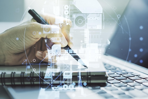 Double exposition du microcircuit créatif de la tête humaine avec écriture à la main dans le bloc-notes sur fond avec ordinateur portable Technologie future et concept d'IA